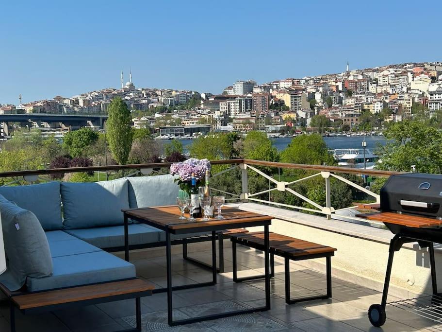 Case de vacanță Waterfront By The Tram - Private Terrace With Dome & Golden Horn View In Fatih *