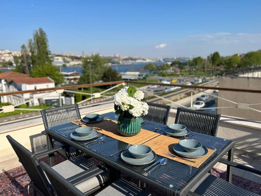 Waterfront By The Tram - Private Terrace With Dome & Golden Horn View In Fatih Hébergement de vacances
